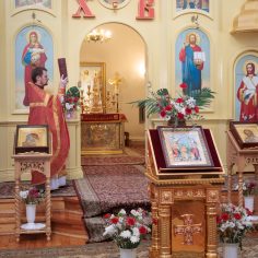 21 апреля. Радоница.  Сме́рти пра́зднуем умерщвле́ние, а́дово разруше́ние, ино́го жития́ ве́чнаго нача́ло, и игра́юще пое́м Вино́внаго, еди́наго благослове́ннаго отце́в Бо́га и препросла́вленнаго.