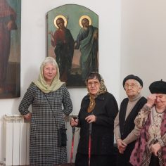 21 апреля. Радоница.  Сме́рти пра́зднуем умерщвле́ние, а́дово разруше́ние, ино́го жития́ ве́чнаго нача́ло, и игра́юще пое́м Вино́внаго, еди́наго благослове́ннаго отце́в Бо́га и препросла́вленнаго.