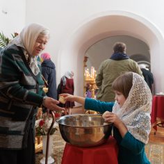 21 апреля. Радоница.  Сме́рти пра́зднуем умерщвле́ние, а́дово разруше́ние, ино́го жития́ ве́чнаго нача́ло, и игра́юще пое́м Вино́внаго, еди́наго благослове́ннаго отце́в Бо́га и препросла́вленнаго.