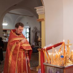 21 апреля. Радоница.  Сме́рти пра́зднуем умерщвле́ние, а́дово разруше́ние, ино́го жития́ ве́чнаго нача́ло, и игра́юще пое́м Вино́внаго, еди́наго благослове́ннаго отце́в Бо́га и препросла́вленнаго.