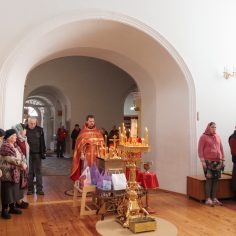 21 апреля. Радоница.  Сме́рти пра́зднуем умерщвле́ние, а́дово разруше́ние, ино́го жития́ ве́чнаго нача́ло, и игра́юще пое́м Вино́внаго, еди́наго благослове́ннаго отце́в Бо́га и препросла́вленнаго.