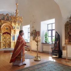 21 апреля. Радоница.  Сме́рти пра́зднуем умерщвле́ние, а́дово разруше́ние, ино́го жития́ ве́чнаго нача́ло, и игра́юще пое́м Вино́внаго, еди́наго благослове́ннаго отце́в Бо́га и препросла́вленнаго.