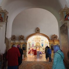 21 апреля. Радоница.  Сме́рти пра́зднуем умерщвле́ние, а́дово разруше́ние, ино́го жития́ ве́чнаго нача́ло, и игра́юще пое́м Вино́внаго, еди́наго благослове́ннаго отце́в Бо́га и препросла́вленнаго.