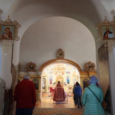 21 апреля. Радоница.  Сме́рти пра́зднуем умерщвле́ние, а́дово разруше́ние, ино́го жития́ ве́чнаго нача́ло, и игра́юще пое́м Вино́внаго, еди́наго благослове́ннаго отце́в Бо́га и препросла́вленнаго.