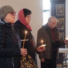21 апреля. Радоница.  Сме́рти пра́зднуем умерщвле́ние, а́дово разруше́ние, ино́го жития́ ве́чнаго нача́ло, и игра́юще пое́м Вино́внаго, еди́наго благослове́ннаго отце́в Бо́га и препросла́вленнаго.