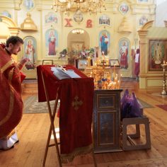 21 апреля. Радоница.  Сме́рти пра́зднуем умерщвле́ние, а́дово разруше́ние, ино́го жития́ ве́чнаго нача́ло, и игра́юще пое́м Вино́внаго, еди́наго благослове́ннаго отце́в Бо́га и препросла́вленнаго.