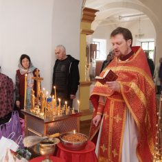 21 апреля. Радоница.  Сме́рти пра́зднуем умерщвле́ние, а́дово разруше́ние, ино́го жития́ ве́чнаго нача́ло, и игра́юще пое́м Вино́внаго, еди́наго благослове́ннаго отце́в Бо́га и препросла́вленнаго.