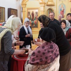 21 апреля. Радоница.  Сме́рти пра́зднуем умерщвле́ние, а́дово разруше́ние, ино́го жития́ ве́чнаго нача́ло, и игра́юще пое́м Вино́внаго, еди́наго благослове́ннаго отце́в Бо́га и препросла́вленнаго.