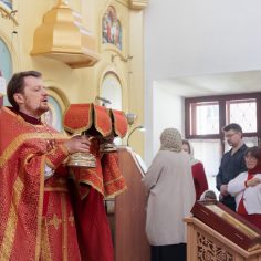 21 апреля. Радоница.  Сме́рти пра́зднуем умерщвле́ние, а́дово разруше́ние, ино́го жития́ ве́чнаго нача́ло, и игра́юще пое́м Вино́внаго, еди́наго благослове́ннаго отце́в Бо́га и препросла́вленнаго.