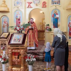 21 апреля. Радоница.  Сме́рти пра́зднуем умерщвле́ние, а́дово разруше́ние, ино́го жития́ ве́чнаго нача́ло, и игра́юще пое́м Вино́внаго, еди́наго благослове́ннаго отце́в Бо́га и препросла́вленнаго.