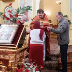 21 апреля. Радоница.  Сме́рти пра́зднуем умерщвле́ние, а́дово разруше́ние, ино́го жития́ ве́чнаго нача́ло, и игра́юще пое́м Вино́внаго, еди́наго благослове́ннаго отце́в Бо́га и препросла́вленнаго.